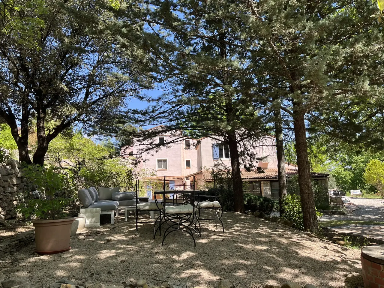 Coin de repos à l'ombre des pins