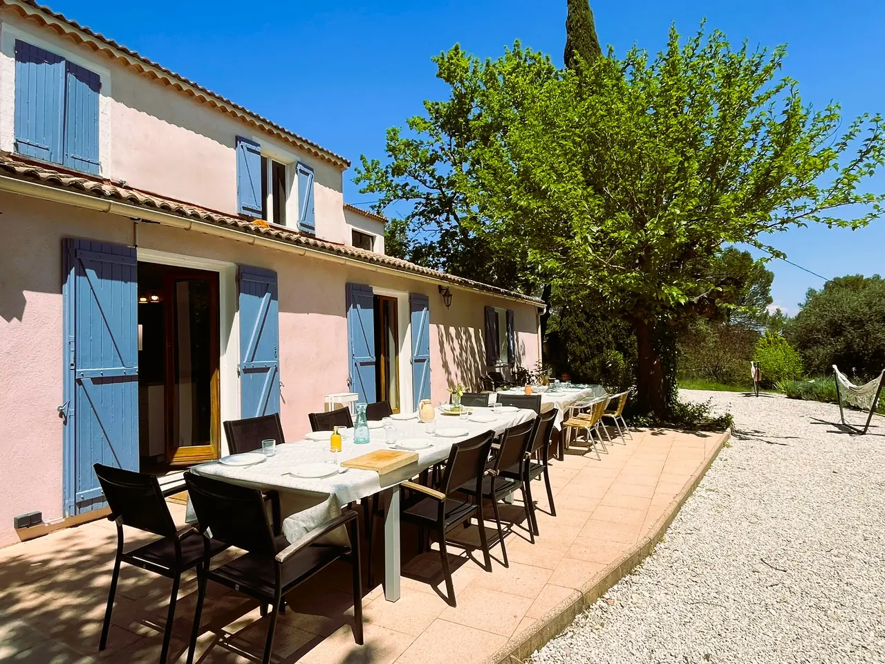 Tablée dressée devant la façade provençale