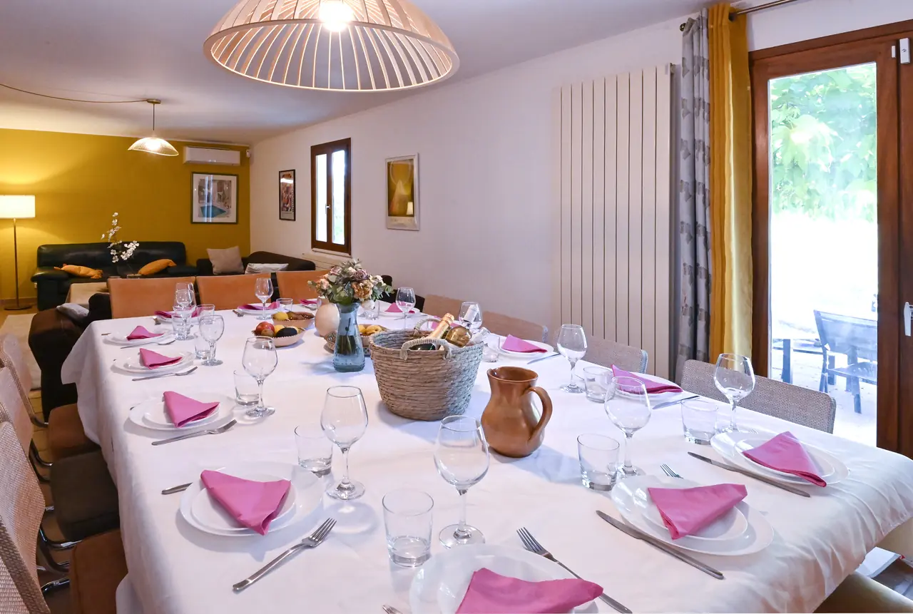 La grande table de réception du Domaine de l'Issole dressée pour un événement