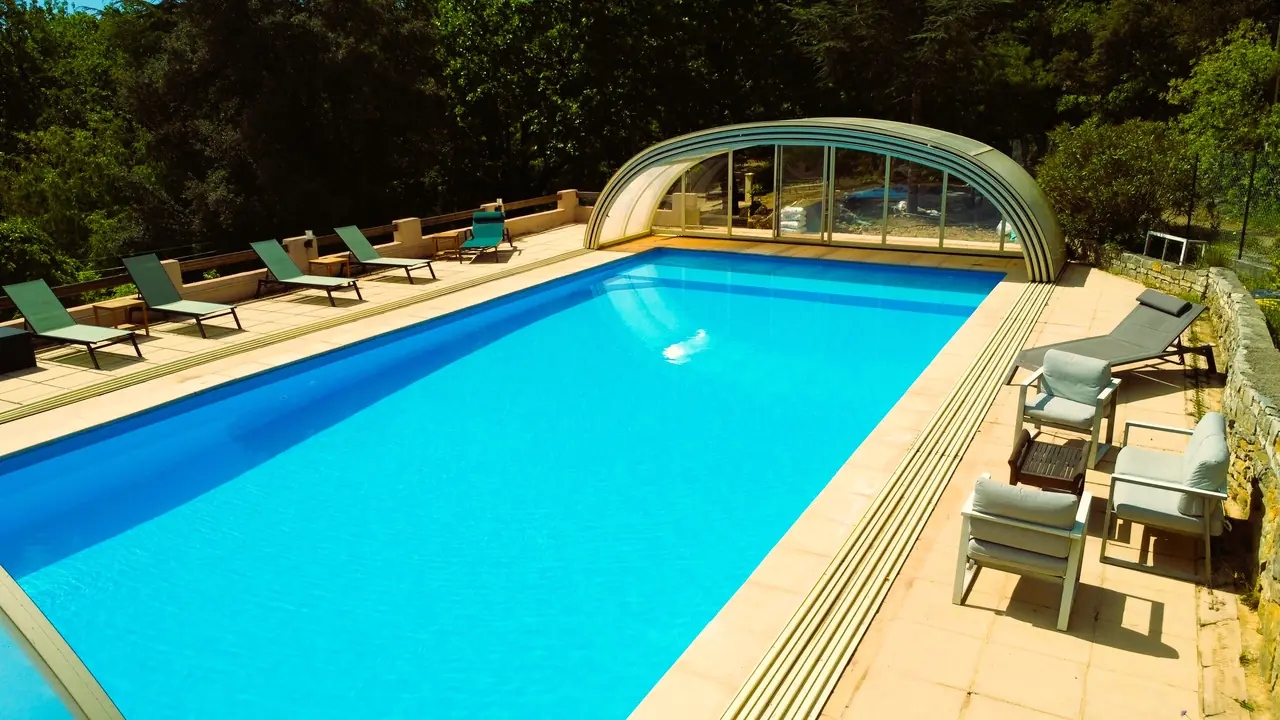 La piscine de 15 × 7 m du Domaine de l'Issole et ses transats