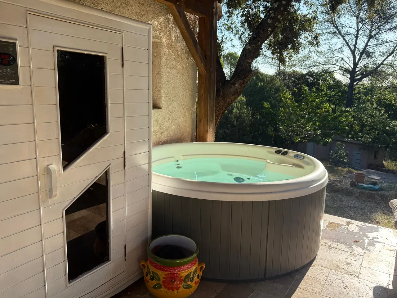 Le sauna et le spa côte à côte