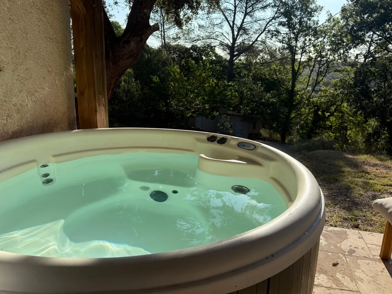 Le spa extérieur du domaine