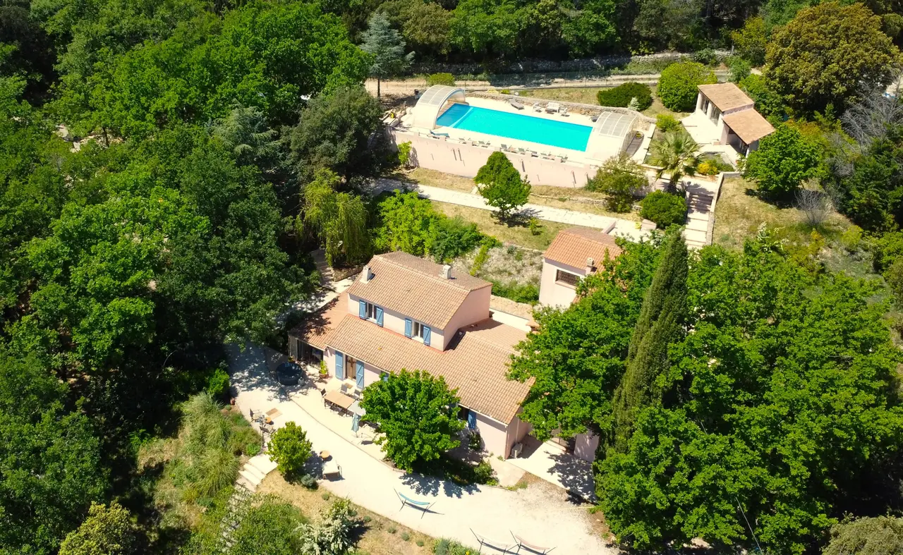 Vue aérienne du domaine privatisé pour un séminaire d'entreprise dans le Var